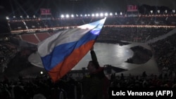 Глядач махає прапором Росії перед церемонією відкриття зимової Олімпіади в Пхьончхані, Південна Корея, 9 лютого 2018 року