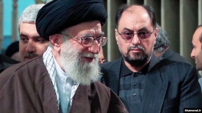 وحید حقانیان در کنار علی خامنه‌ای رهبر جمهوری اسلامی