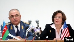 Dövlət Gömrük Komitəsinin sədri Aydın Əliyev və ABŞ səfiri Ann Ders təqdimetmə mərasimində, 6 dekabr 2006