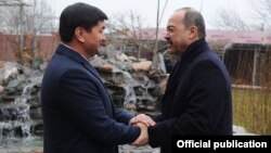 Кыргызстан менен Өзбекстандын премьер-министрлери Мухаммедкалый Абылгазиев жана Абдулла Арипов. 