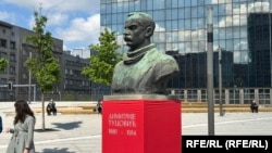 Tkanina na postamentu spomenika Dimitriju Tucoviću umesto obrušene ploče sa njegovim imenom i godinama rođenja i smrti