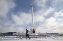 Дворник у монумента «Казах ели» в Нур-Султане.