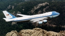 Один из двух самолетов «Боинг» 747, известных как Air Force One (Борт номер один это позывной любого самолета ВВС США, на борту которого находится президент США) над горой Рашмор (Скала президентов в США) в 2001 году