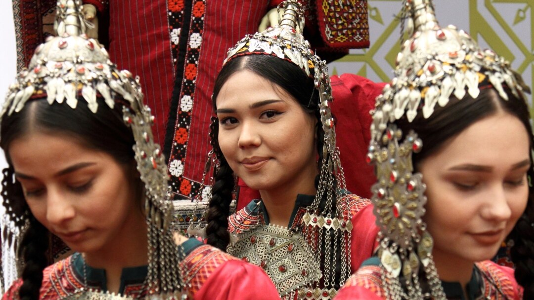 Ofisdagi qizlar jinsiy aloqa video istaydilar Mushuk porno video ustida kiyim pins