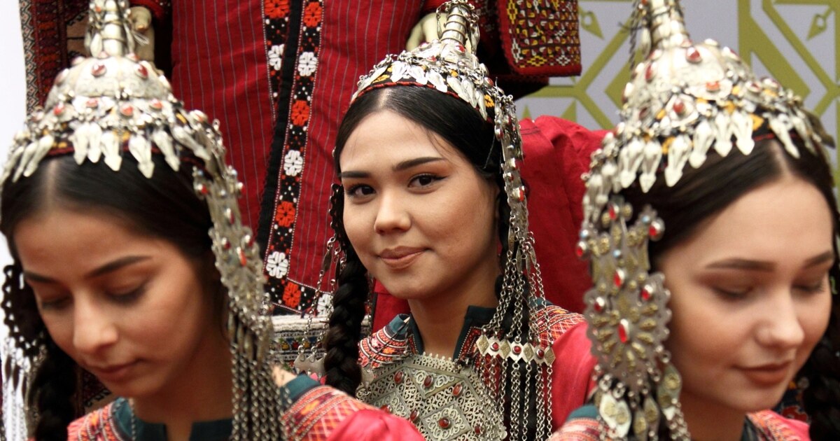 Uxlayotgan qiz oyoq fetishi