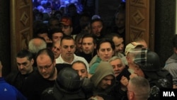 Демонстранти од иницијативата „За заедничка Македонија“ влегуваат во Собранието на 27 април. 