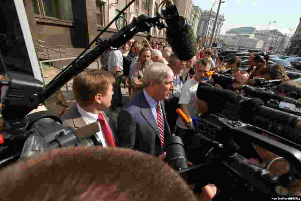 Duma Deputy Ivan Melnikov stopped to talk with the protesters.