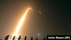 Iамерка -- SpaceX компанино космосе хецна Falcon Heavy Канаверал меттигерчу космодромера, Флорида, канверал, Манг. 25, 2019. 