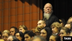Dmitri Smirnov (în picioare), la colegiul ministerului justiției de la Moscova, februarie 2013