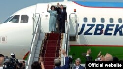 Президент Узбекистана Шавката Мирзияев с супругой покидают Кыргызстан, 6 сентября 2017 года.