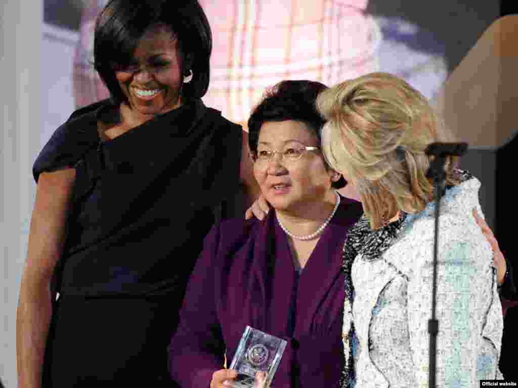 Мишель Обама, Роза Отунбаева и Хиллари Клинтон на торжественной церемонии вручения награды за мужество в Вашингтоне, март 2011.