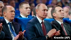Претседателот Владимир Путин (во средината), директорот на ФСБ, Александар Бортников (лево) и шефот на СВР, Сергеј Наришкин, присуствуваа на состанокот со разузнавачите во Москва во декември 2019 година.