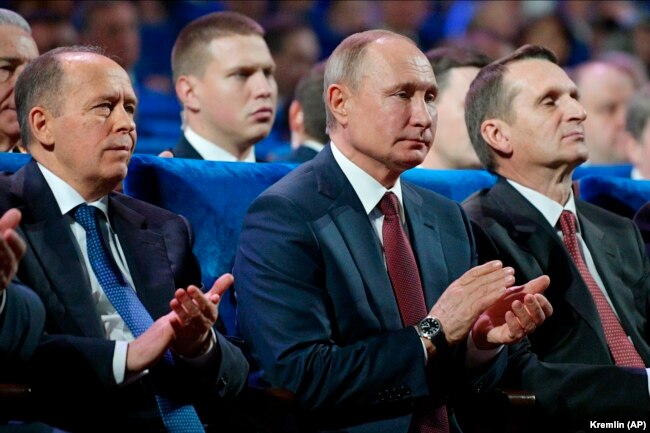 Drejtori i FSB-së, Aleksandr Bortnikov, presidenti rus, Vladimir Putin dhe shefi i SVR-së, Sergei Naryshkin gjatë një takimi me oficerët e inteligjencës. Moskë, dhjetor 2019.