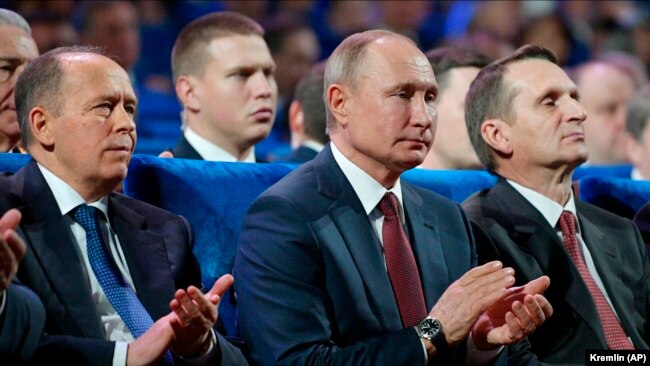 Sergei Naryshkin (djathtas), i ulur pranë Putinit, në festimin e Ditës së Agjencisë së Sigurisë së Rusisë. Dhjetor, 2019.