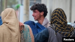 په کابل کې د معتادنیو د درملنې پر روغتون بریدونو کې په سلهاوو کسانو ته مرګژوبله اوښتې، یو شمیر کورنۍ لا هم په خپلو عزیزانو پسې ګرځي