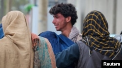 د معتادنیو پر روغتون د پاکستان له بریدونه وروسته د قربانیانو کورنۍ د دغه روغتون مخته راټولې شوې وې