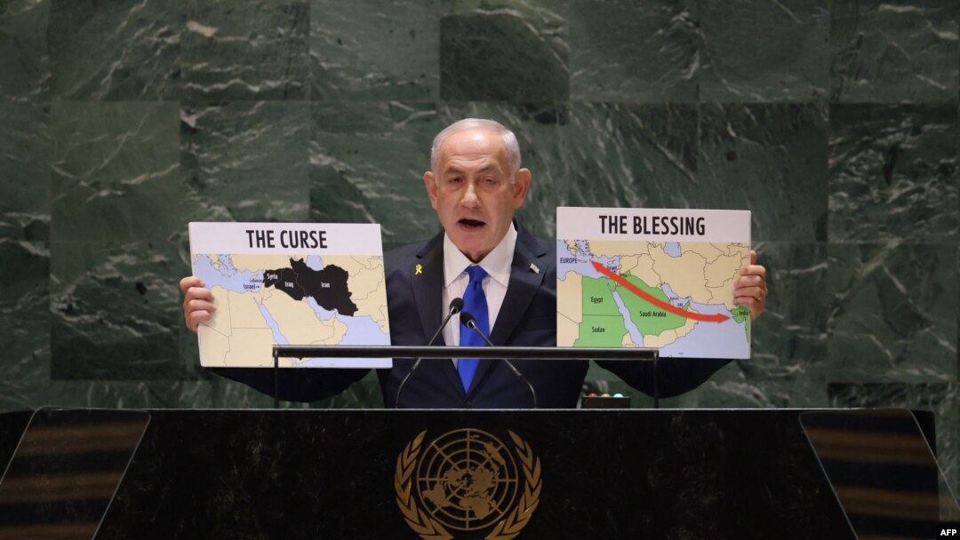 Premierul israelian Benjamin Netanyahu ține două hărți în timp ce vorbește în timpul celei de-a 79-a sesiuni a Adunării Generale a Națiunilor Unite la sediul Națiunilor Unite din New York, pe 27 septembrie 2024.