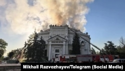 Дым от пожара в здании панорамы «Оборона Севастополя» утром 10 июня. Российские власти утверждают: это следствие удара украинского дрона