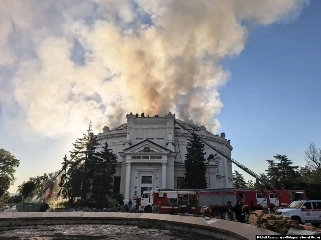 Ndërtesa ku gjendej panorama e Rrethimit të Sevastopolit u përfshi nga flakët pas një sulmi me dronë mëngjesin e 10 qershorit. Autoritetet pushtuese ruse në qytetin e Sevastopolit fajësuan Kievin për sulmin.Pamjet që shfaqin pjesë të djegura dhe të dëmtuara nga uji të panoramës, një nga veprat më të famshme të artit në Krime, duket se konfirmojnë se ajo është dëmtuar rëndë nga sulmi.