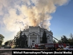 Дым от пожара в здании панорамы «Оборона Севастополя» утром 10 июня. Российские власти утверждают: это следствие удара украинского дрона.