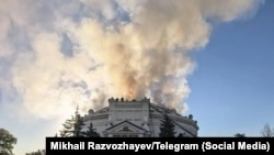Дым от пожара в здании панорамы «Оборона Севастополя» утром 10 июня. Российские власти утверждают: это следствие удара украинского дрона.<br><br>Фото, на которых видны обугленные и загрязненные части панорамы, которой очень гордились в Севастополе, подтверждают серьезные повреждения