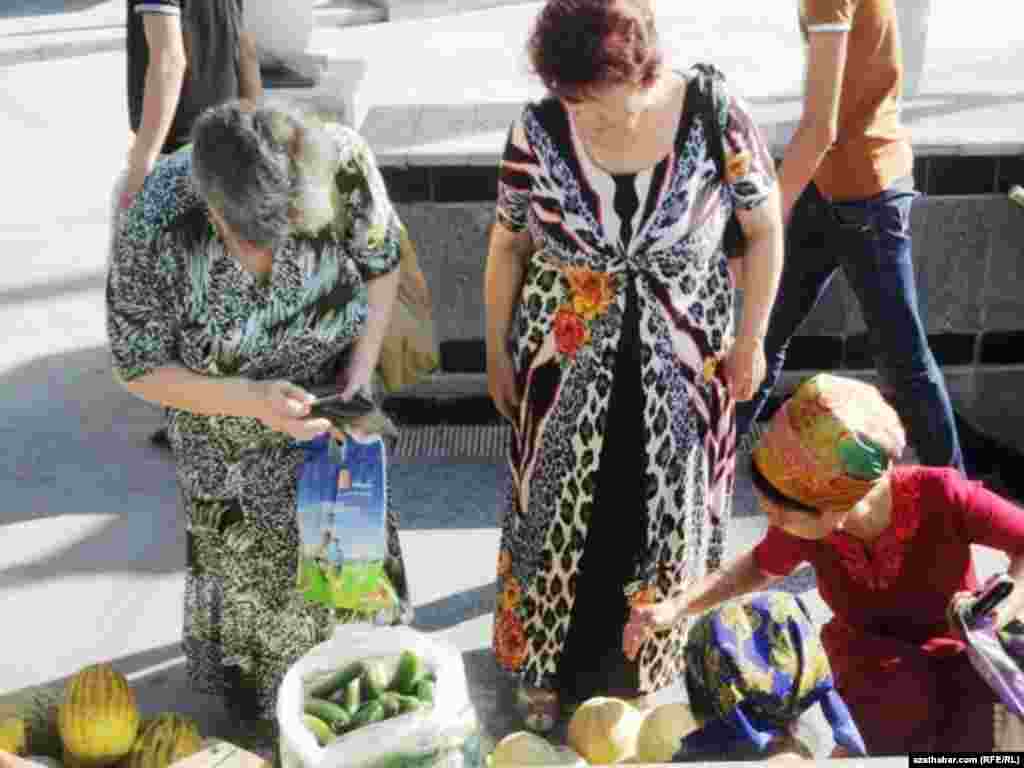 Aşgabadyň köçeleriniň birinde söwda edýän daýzalar