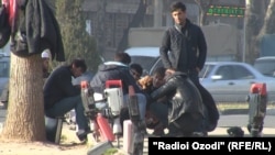 На одном из стихийных «бирж труда» в Душанбе. Архивное фото