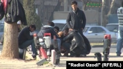 "Мардикорбозор" или неофициальный рынок труда в Душанбе