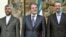 رومانو پرودی در کنار علی لاریجانی و سعید جلیلی، دیپلمات های ارشد ایران در امور هسته ای.