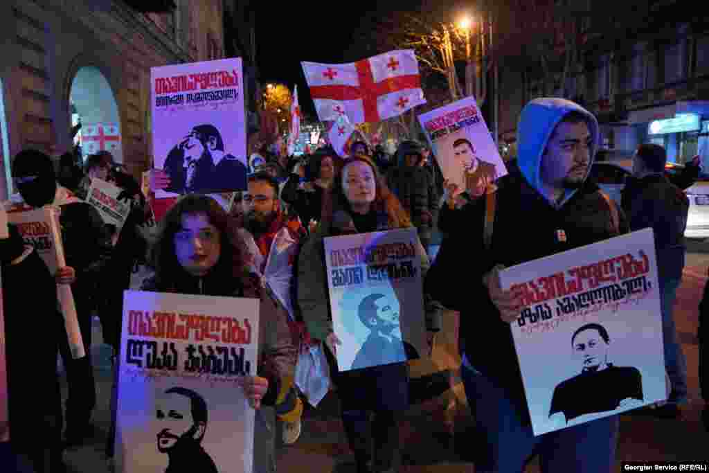 Demonstranti marširaju u Tbilisiju 21. februara tražeći oslobađanje više od 50 demonstranata koji su u zatvoru.