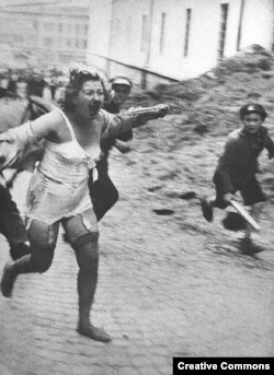 Жінка єврейської національності втікає від юрби у Львові, місті, що в міжвоєнний час було польським, потім окуповане СРСР і врешті нацистами, фото червня чи липня 1941 року. За активного заохочення нацистів євреї радянської України й інших окупованих територій зазнавали справжніх жахіть. Тисячі їх були замучені і вбиті в перебігу погромів, влаштованих у Центральній і Східній Європі