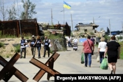 Люди у Станиці Луганській, які прибули з окупованої частини Луганщини, перейшовши пошкоджений міст, 1 серпня 2019 рік