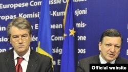 Ukrainian President Viktor Yushchenko (left) and EU Commission President Jose Manuel Barroso after meeting in Brussels