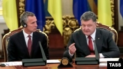 Президент України Петро Порошенко (праворуч) та генеральний секретар НАТО Єнс Столтенберґ під час засідання РНБО. Київ, 22 вересня 2015 року
