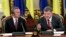 Президент України Петро Порошенко (праворуч) та генеральний секретар НАТО Єнс Столтенберґ під час засідання РНБО. Київ, 22 вересня 2015 року