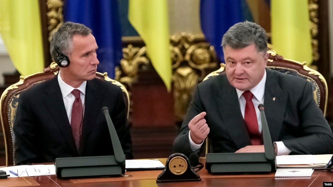 Ukrainian President Petro Poroshenko (right) and NATO Secretary-General Jens Stoltenberg attend a meeting of Ukraine's National Security and Defense in Kyiv on September 22. 