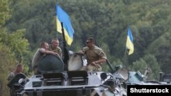 Українські солдати під час підготовки на військовому полігоні поблизу Житомира, 11 серпня 2015 року (©Shutterstock)