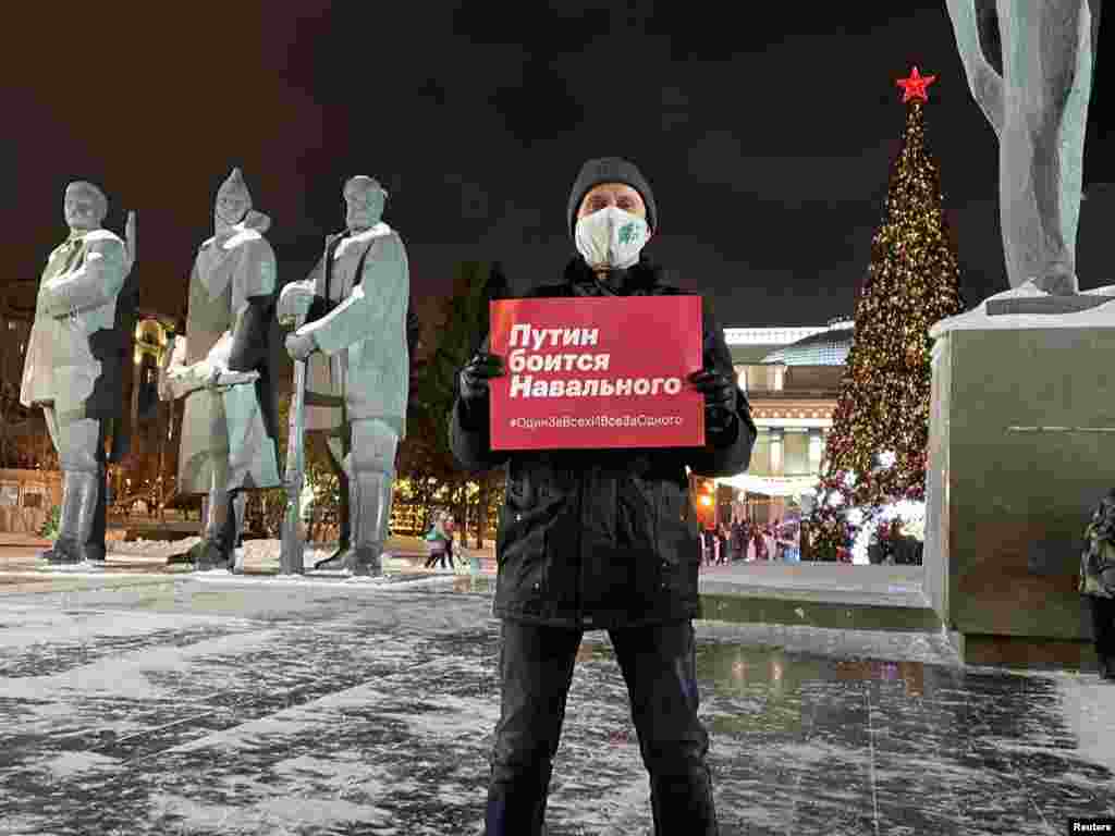 Egy férfi Novoszibirszkben egy poszterrel a kezében, amelyen az áll: "Putyin fél Navalnijttól". Ez egyik azoknak a fotóknak, amelyeket Navalnij támogatói osztottak meg a Twitteren.