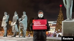 Lone Voices: Russians Hold Single-Person Protests After Navalny's Arrest