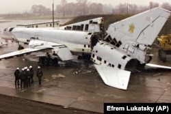 Розрізаний стратегічний бомбардувальник Ту-22 на військовому аеродромі біля Полтави, 12 листопада 2002 року. Літак знищено в рамках відмови України від ядерної зброї, що було обумовлено Будапештським меморандумом, підписаним у 1994 році. Згідно із цим Меморандумом США, Росія і Велика Британія зобов'язалися, поважати незалежність, суверенітет та існуючі кордони України