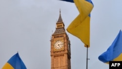 Ілюстративне фото. Українські прапори на фоні «Біг-Бену», Лондон
