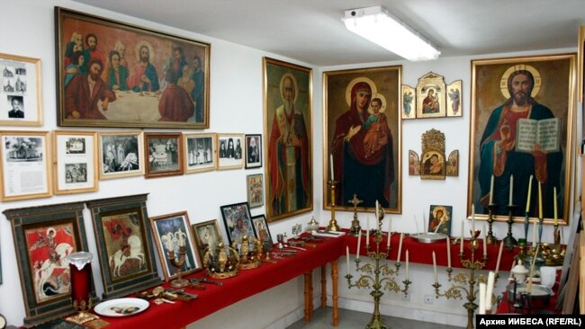 Част от предметите, главно от българските църкви в САЩ, които са събирани и запазвани от Иван Гаджев