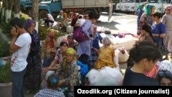 Сотрудники бюджетных предприятий в Андижанской области отправляются на сбор хлопка, 17 сентября 2017 года. Фото отправлено мобильным репортером Радио Озодлик в Андижане.
