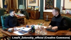 Президент Владимир Зеленский (слева) и первый заместитель председателя СВР Олег Луговский