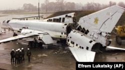 Розрізаний стратегічний бомбардувальник Ту-22 на військовому аеродромі біля Полтави, 12 листопада 2002 року. Літак знищено в рамках відмови України від ядерної зброї, що було обумовлено Будапештським меморандумом, підписаним у 1994 році