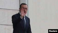 Fostul prim-ministru georgian Irakli Garibașvili, acuzat de spălare de bani în proporții deosebit de mari, părăsește tribunalul în urma unei audieri, la Tbilisi, Georgia, 24 octombrie 2025.