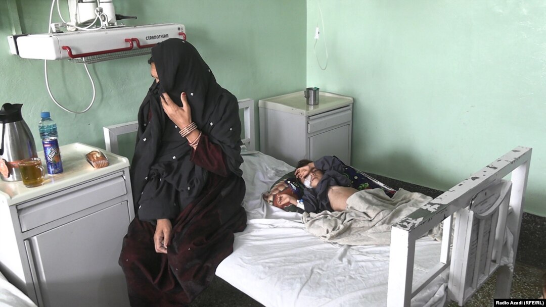 د کندهار په میرویس روغتون کې یوه ښځه له خپل کوچني سره چې په خوارځواکۍ اخته دی