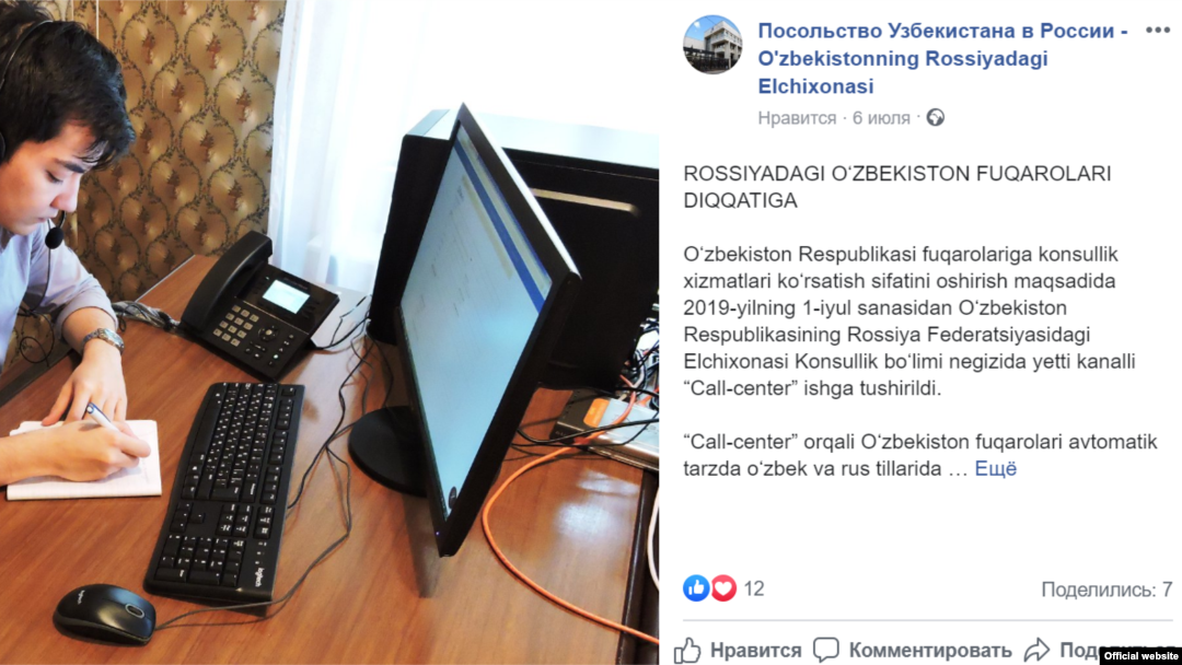 Uchta tugyonga ketgan qiz yalangoch yigitni kichkina sik bilan sikishadi