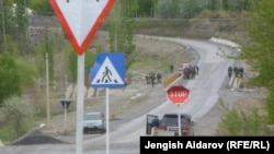 Kyrgyzstan -- Kyrgyz forces and people on the road on Kyrgyz-Tajik border, Batken region, 28Apr2013