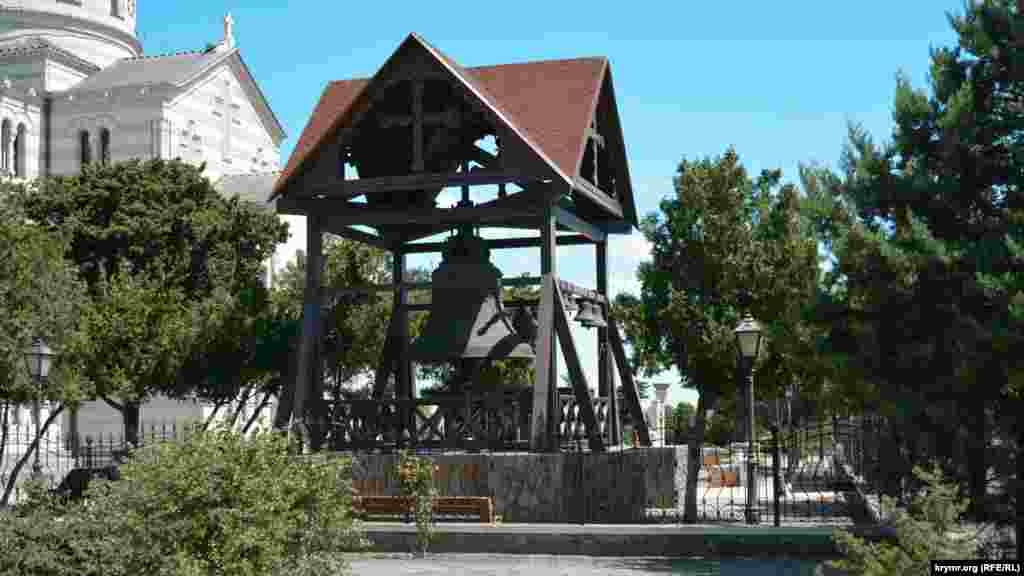 Большой колокол у Свято-Владимирского собора, который используется во время торжественных богослужений